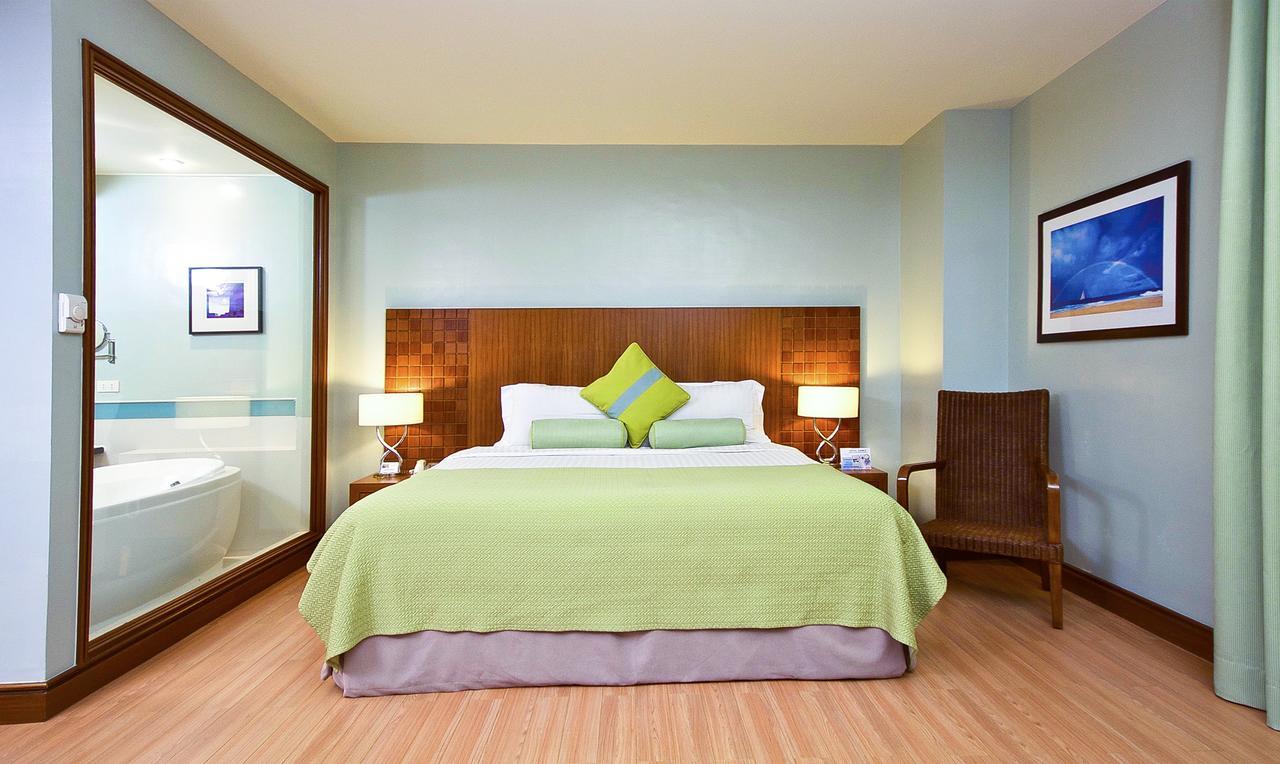 The Lighthouse Marina Resort Olongapo Exterior photo