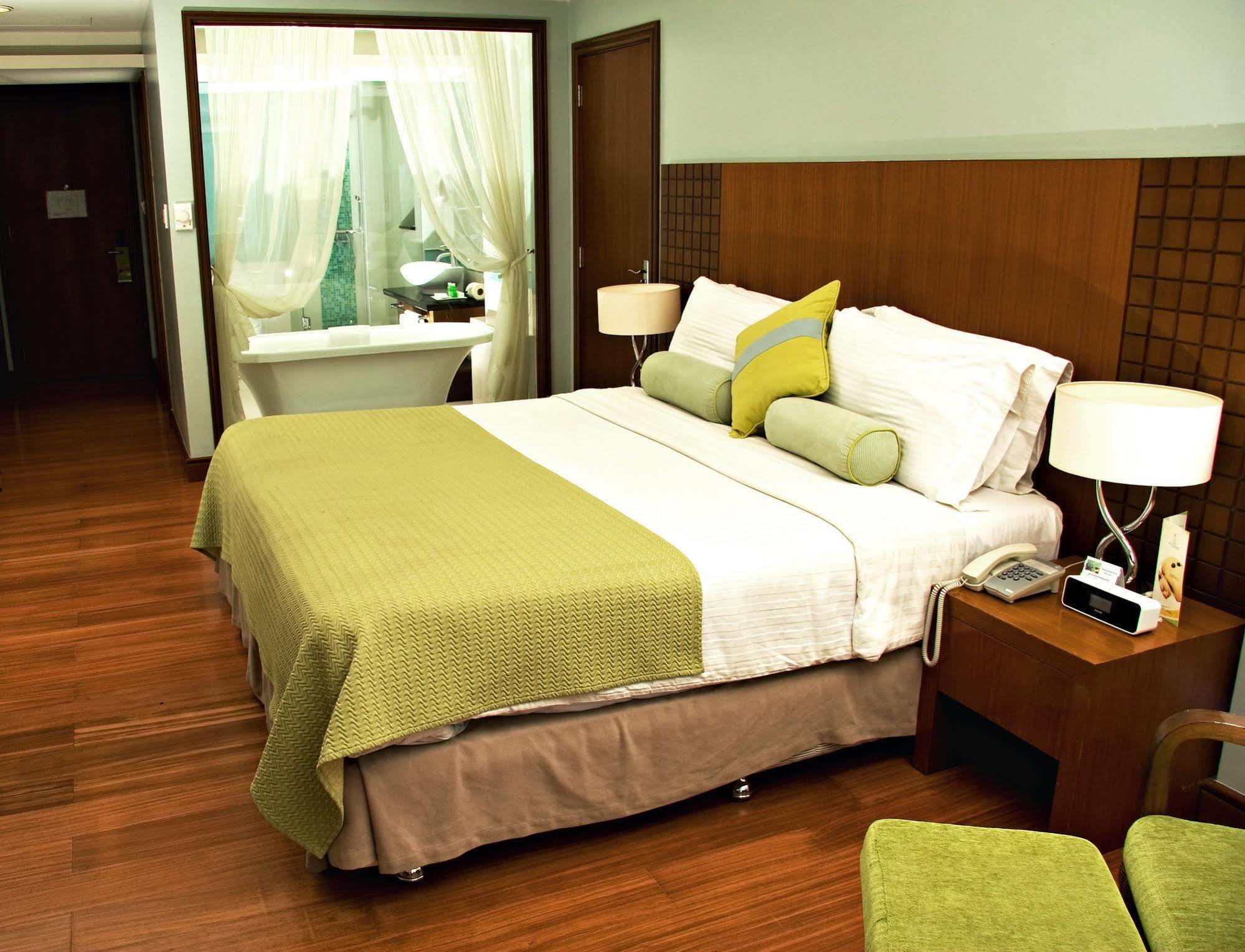 The Lighthouse Marina Resort Olongapo Exterior photo
